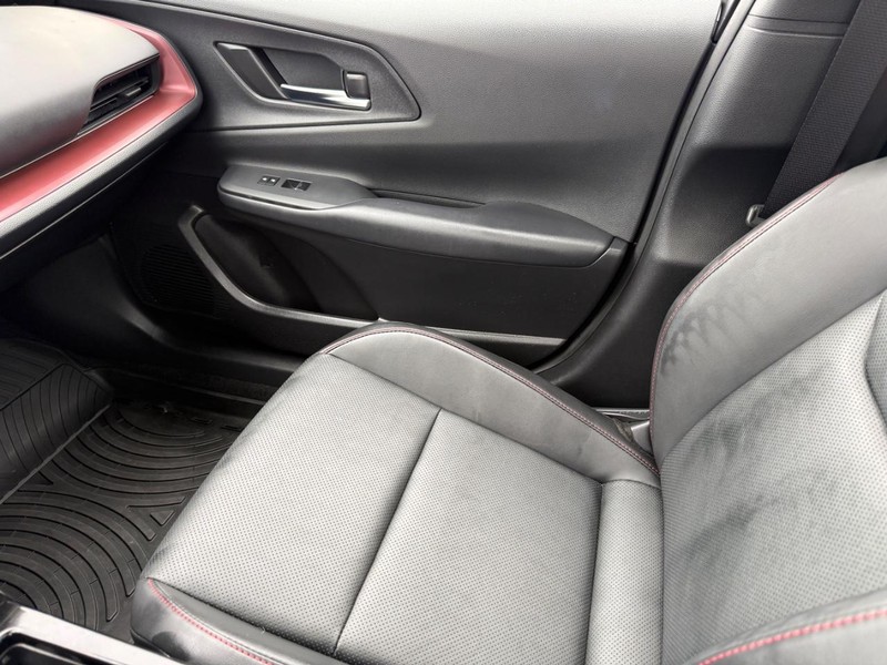 Toyota Prius Prime Vehicle Full-screen Gallery Image 21
