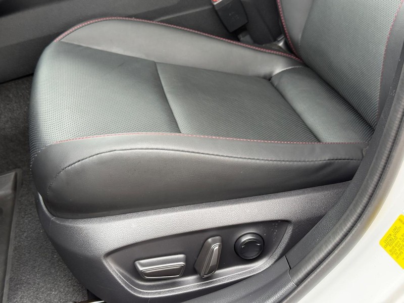 Toyota Prius Prime Vehicle Full-screen Gallery Image 25