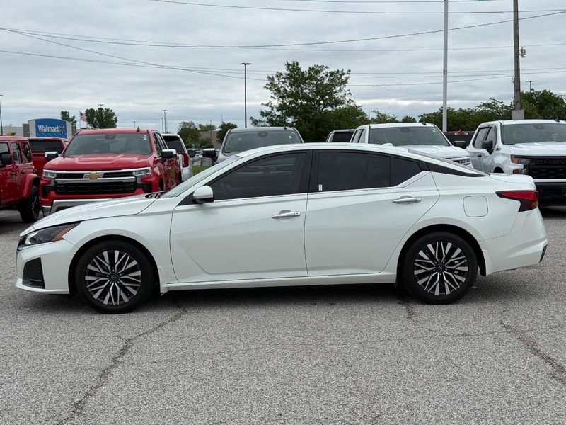 Nissan Altima Vehicle Full-screen Gallery Image 2