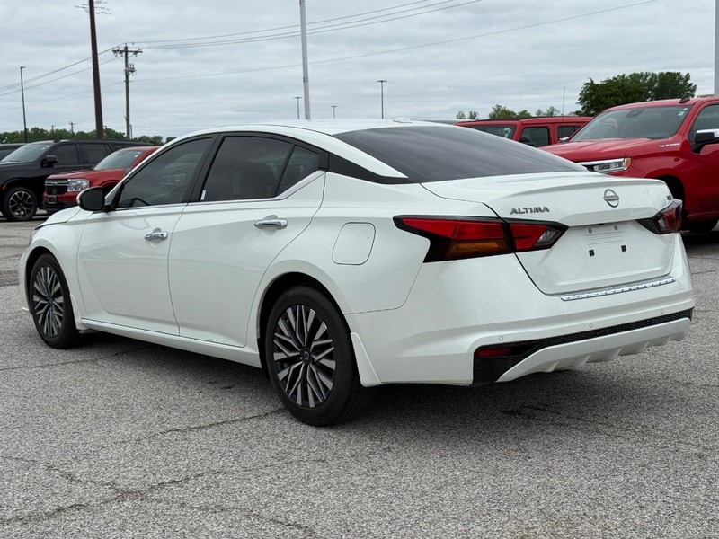 Nissan Altima Vehicle Full-screen Gallery Image 3