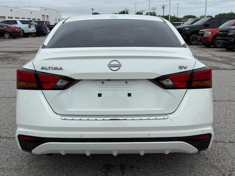 Nissan Altima Vehicle Full-screen Gallery Image 4