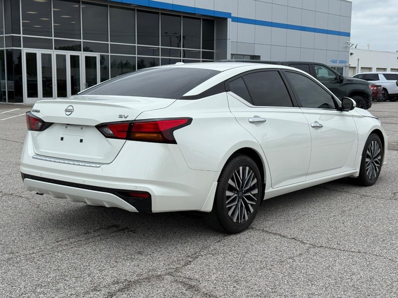 Nissan Altima Vehicle Full-screen Gallery Image 5