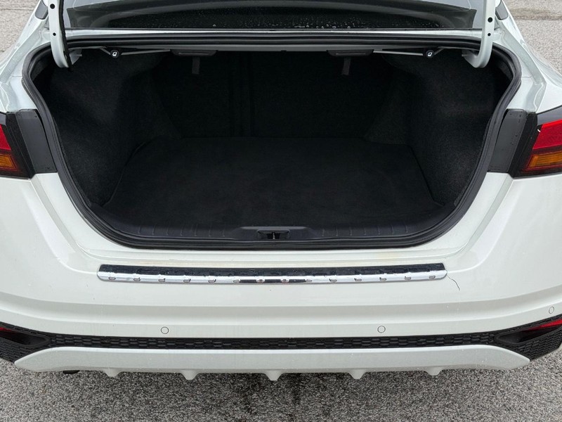 Nissan Altima Vehicle Full-screen Gallery Image 6