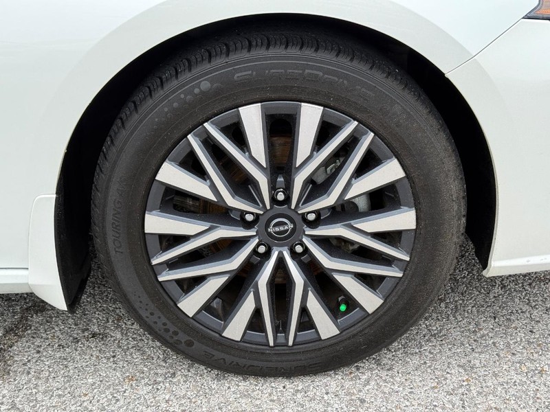Nissan Altima Vehicle Full-screen Gallery Image 7