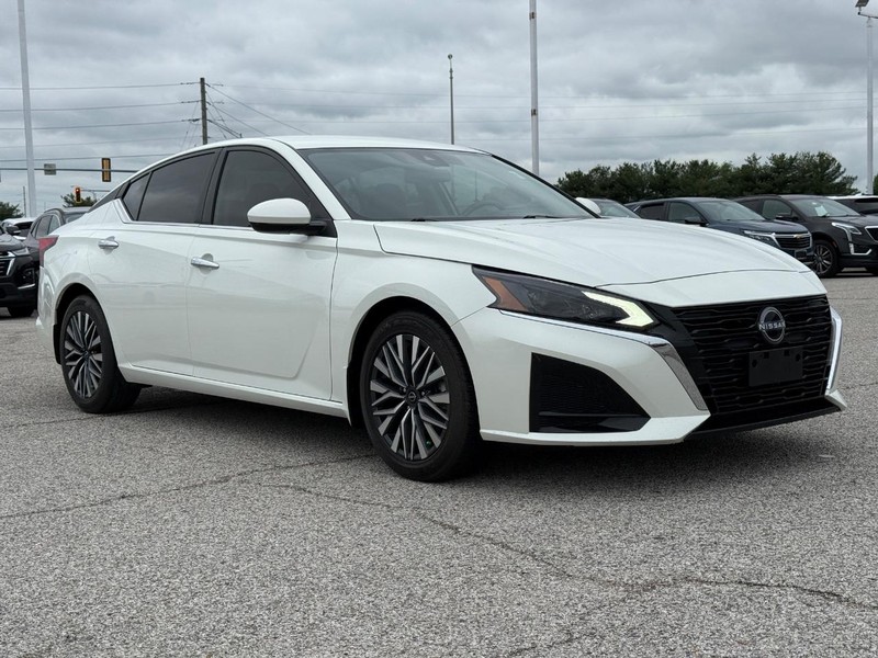Nissan Altima Vehicle Full-screen Gallery Image 8