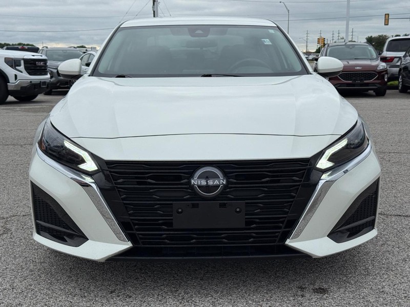 Nissan Altima Vehicle Full-screen Gallery Image 9