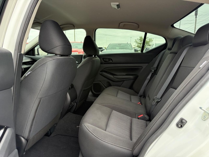 Nissan Altima Vehicle Full-screen Gallery Image 10