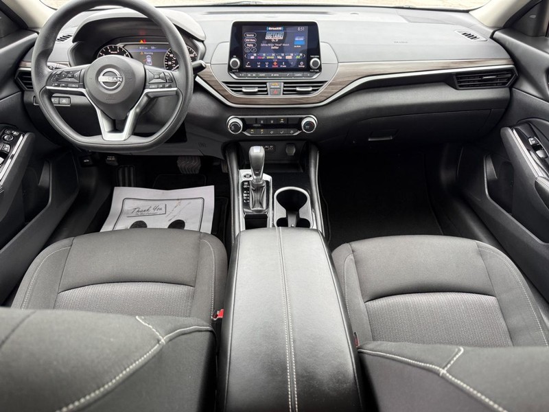 Nissan Altima Vehicle Full-screen Gallery Image 11