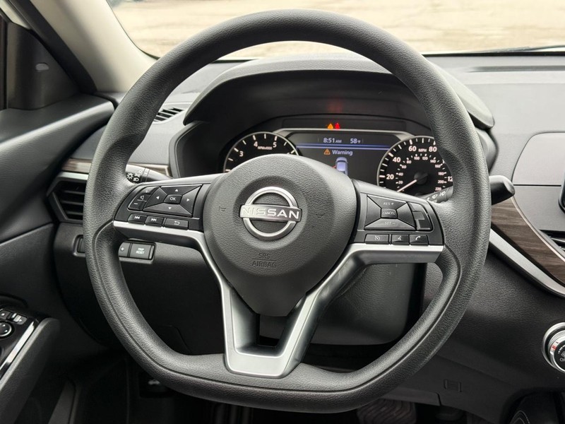Nissan Altima Vehicle Full-screen Gallery Image 12