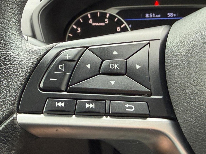 Nissan Altima Vehicle Full-screen Gallery Image 13