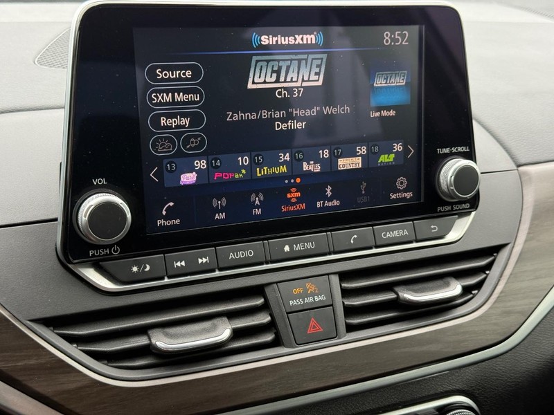 Nissan Altima Vehicle Full-screen Gallery Image 15