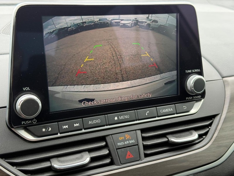 Nissan Altima Vehicle Full-screen Gallery Image 16