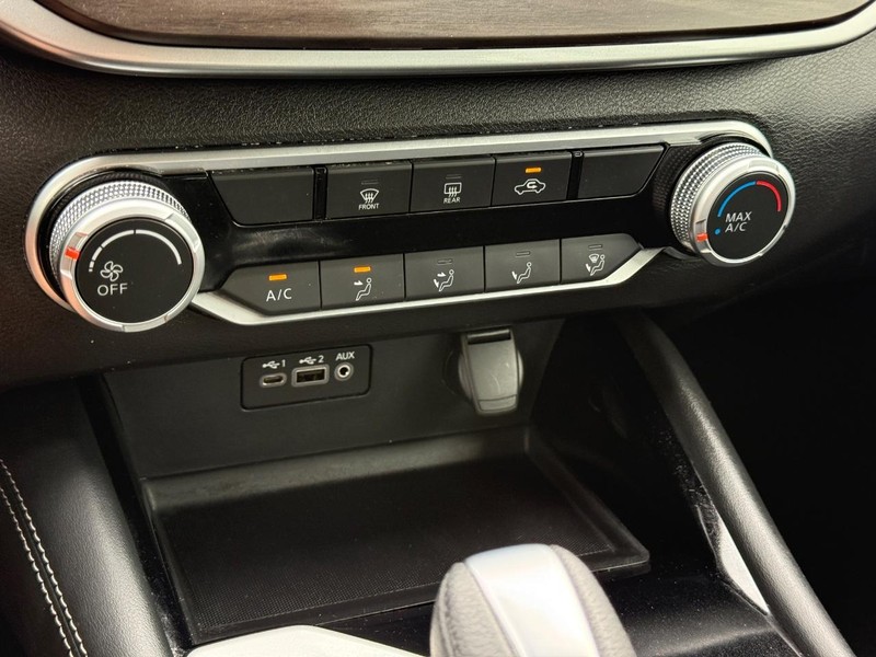 Nissan Altima Vehicle Full-screen Gallery Image 17