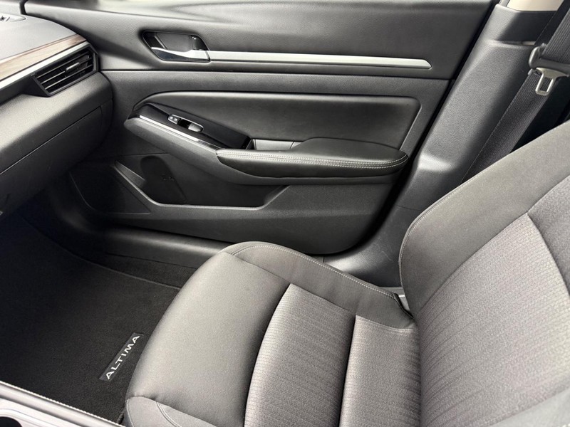 Nissan Altima Vehicle Full-screen Gallery Image 19