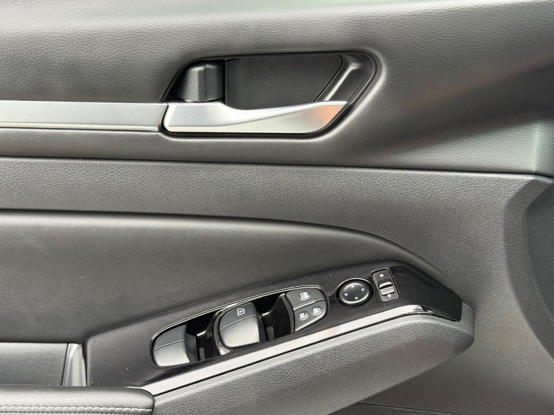 Nissan Altima Vehicle Full-screen Gallery Image 21