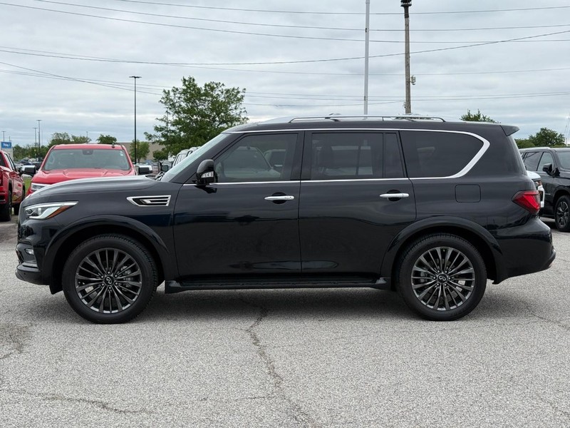 INFINITI QX80 Vehicle Full-screen Gallery Image 2
