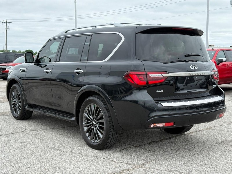 INFINITI QX80 Vehicle Full-screen Gallery Image 3