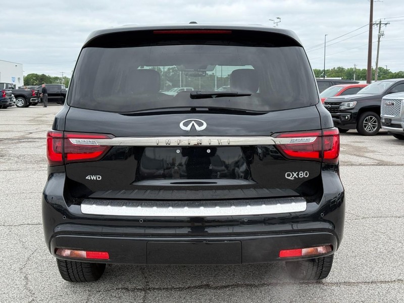 INFINITI QX80 Vehicle Full-screen Gallery Image 4