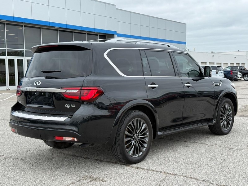 INFINITI QX80 Vehicle Full-screen Gallery Image 5