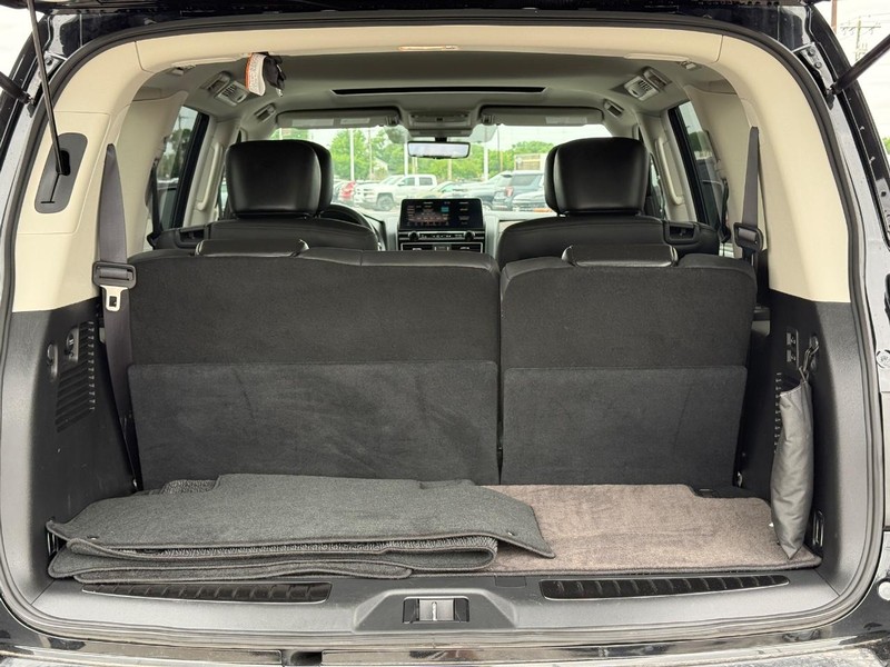 INFINITI QX80 Vehicle Full-screen Gallery Image 6
