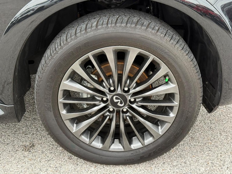 INFINITI QX80 Vehicle Full-screen Gallery Image 7