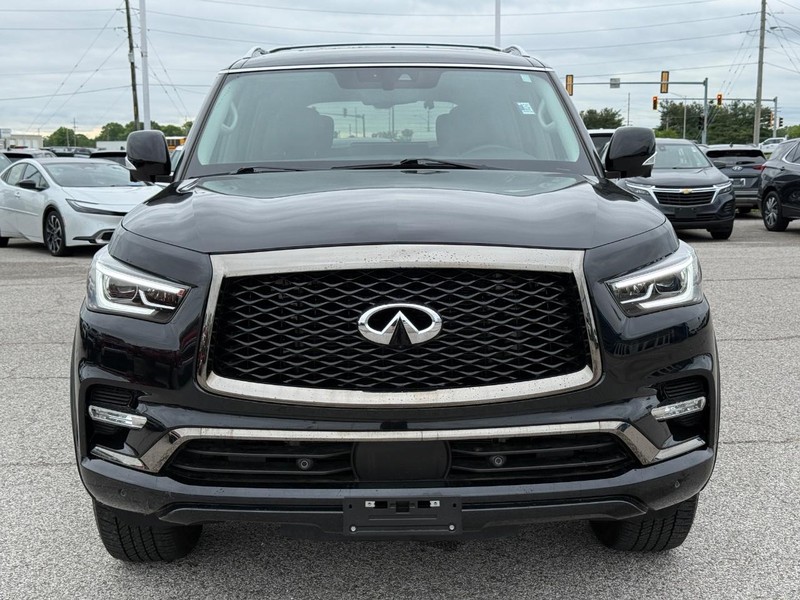 INFINITI QX80 Vehicle Full-screen Gallery Image 9