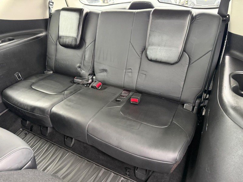 INFINITI QX80 Vehicle Full-screen Gallery Image 10