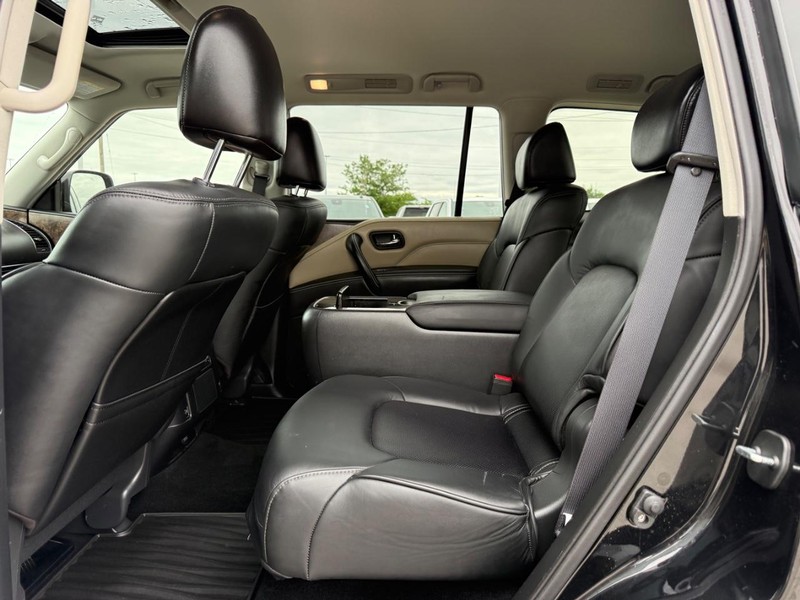 INFINITI QX80 Vehicle Full-screen Gallery Image 11