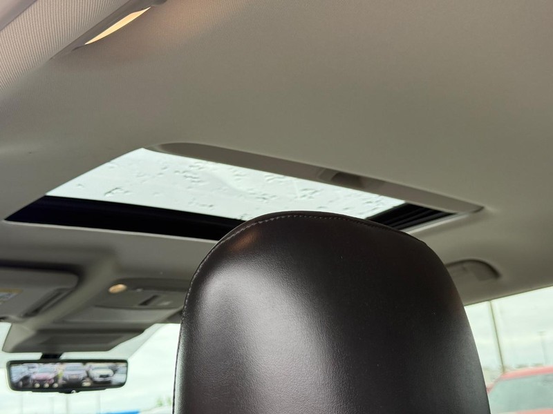INFINITI QX80 Vehicle Full-screen Gallery Image 12