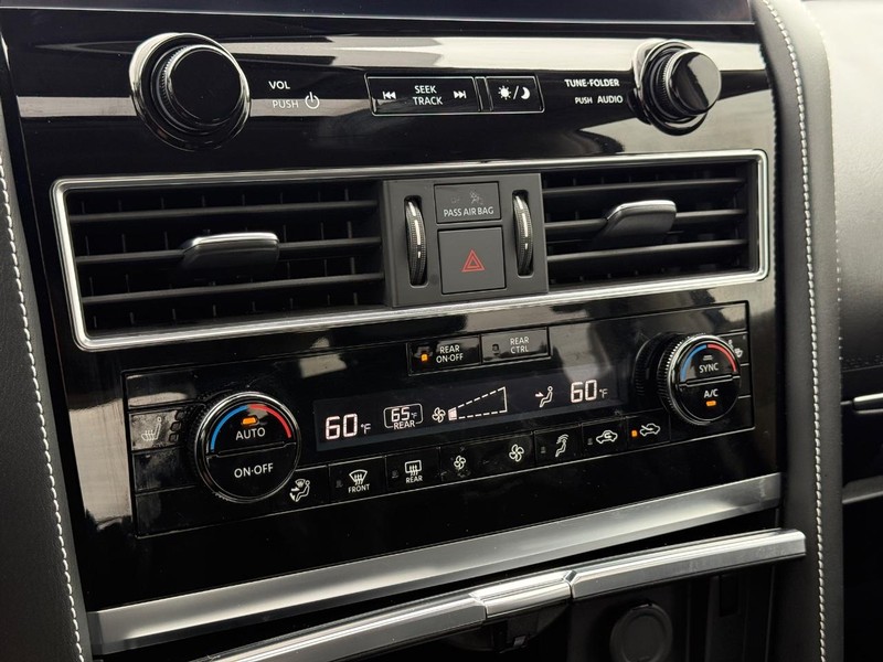 INFINITI QX80 Vehicle Full-screen Gallery Image 17