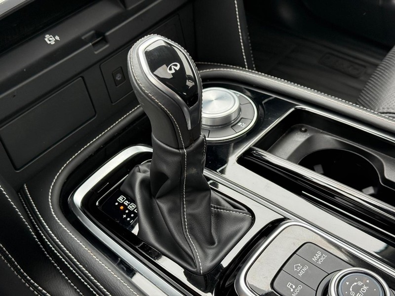 INFINITI QX80 Vehicle Full-screen Gallery Image 18