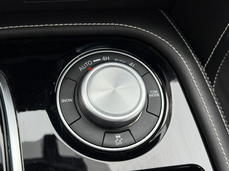 INFINITI QX80 Vehicle Full-screen Gallery Image 20