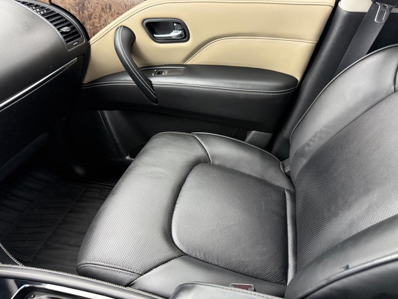 INFINITI QX80 Vehicle Full-screen Gallery Image 21