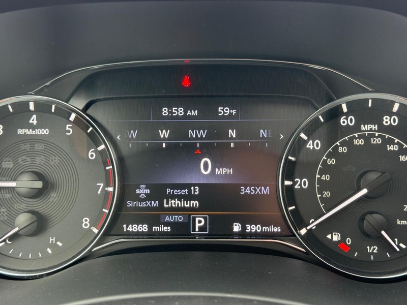 INFINITI QX80 Vehicle Full-screen Gallery Image 22
