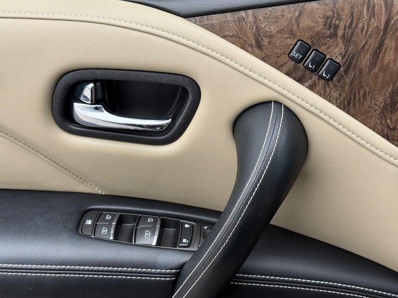 INFINITI QX80 Vehicle Full-screen Gallery Image 24