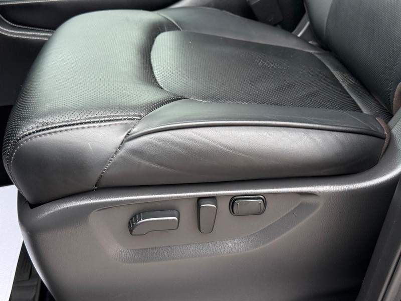 INFINITI QX80 Vehicle Full-screen Gallery Image 25