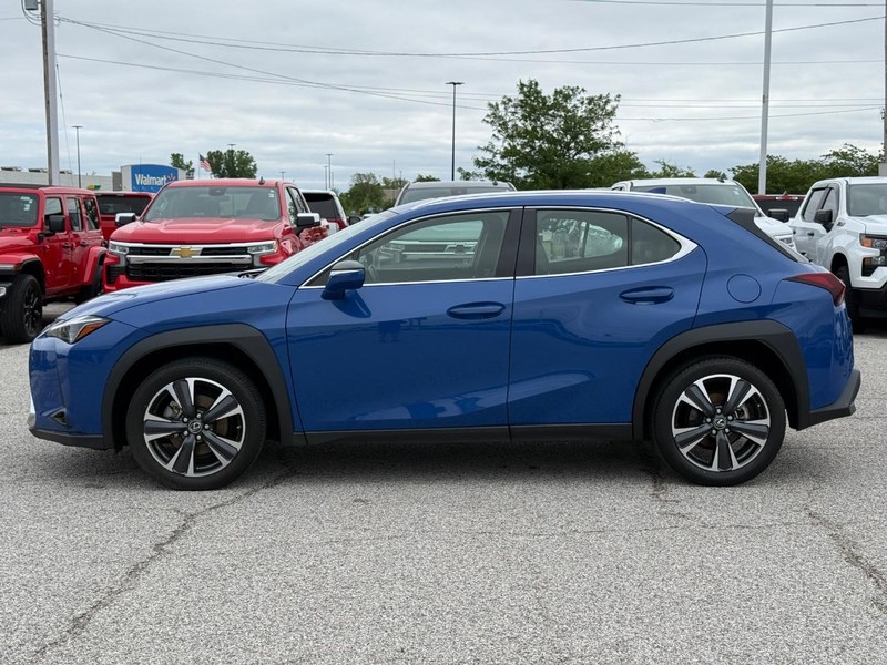 Lexus UX Vehicle Full-screen Gallery Image 2