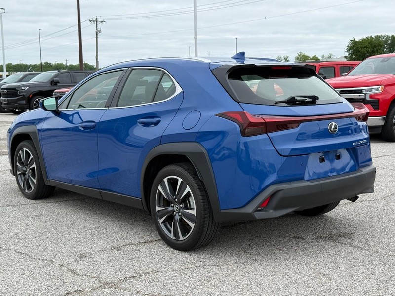 Lexus UX Vehicle Full-screen Gallery Image 3