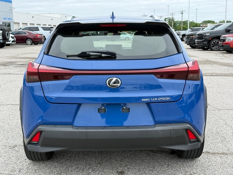 Lexus UX Vehicle Full-screen Gallery Image 4