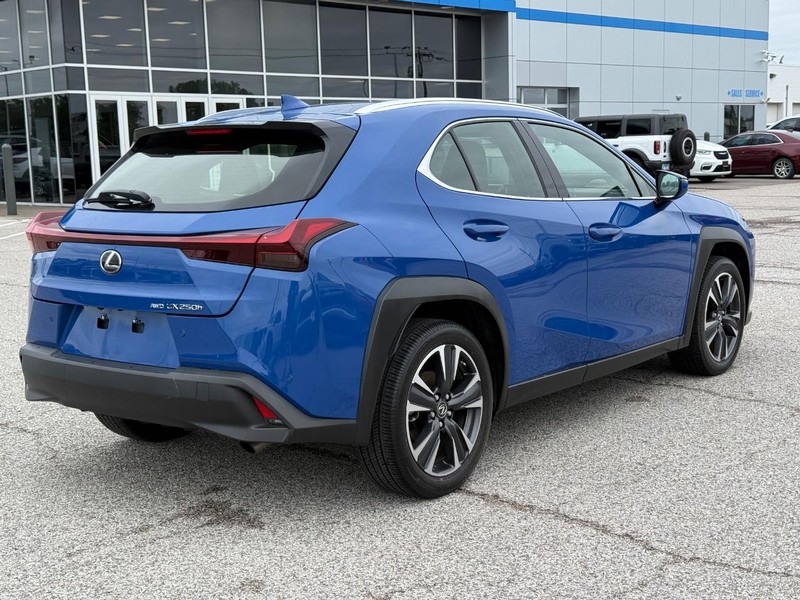 Lexus UX Vehicle Full-screen Gallery Image 5