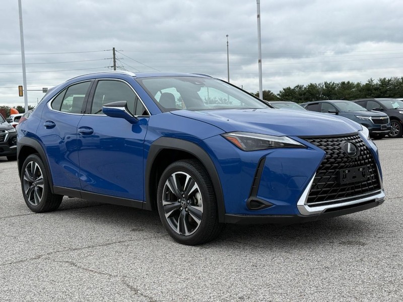 Lexus UX Vehicle Full-screen Gallery Image 8