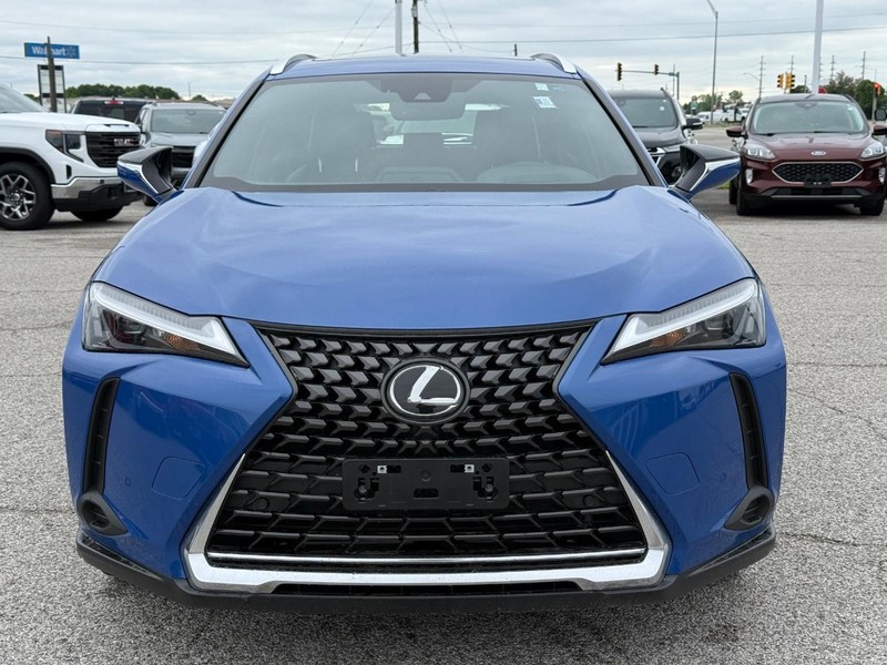 Lexus UX Vehicle Full-screen Gallery Image 9