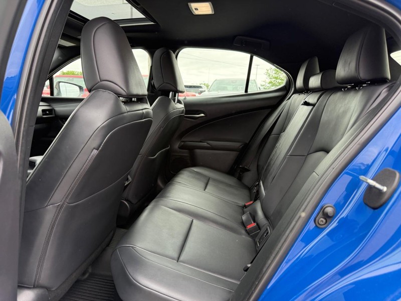 Lexus UX Vehicle Full-screen Gallery Image 10