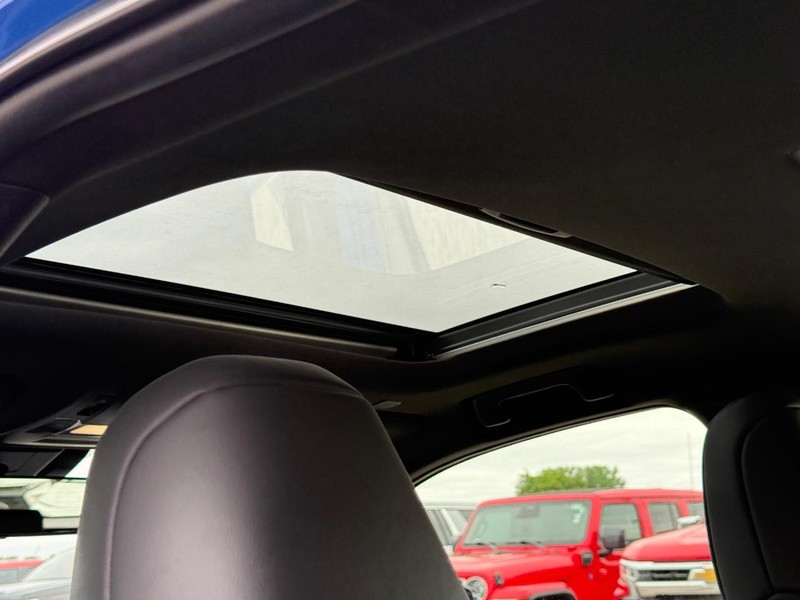 Lexus UX Vehicle Full-screen Gallery Image 11