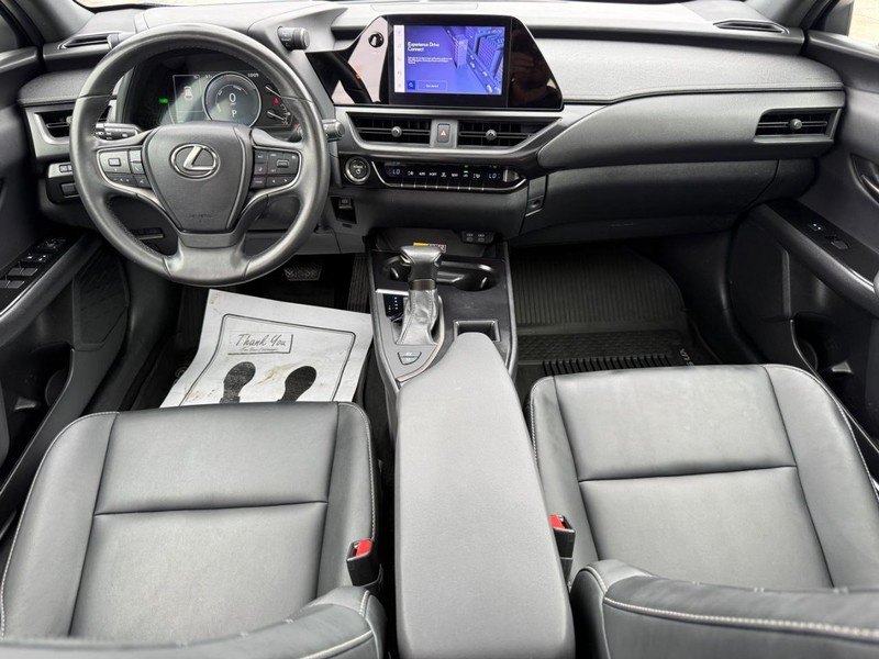 Lexus UX Vehicle Full-screen Gallery Image 12