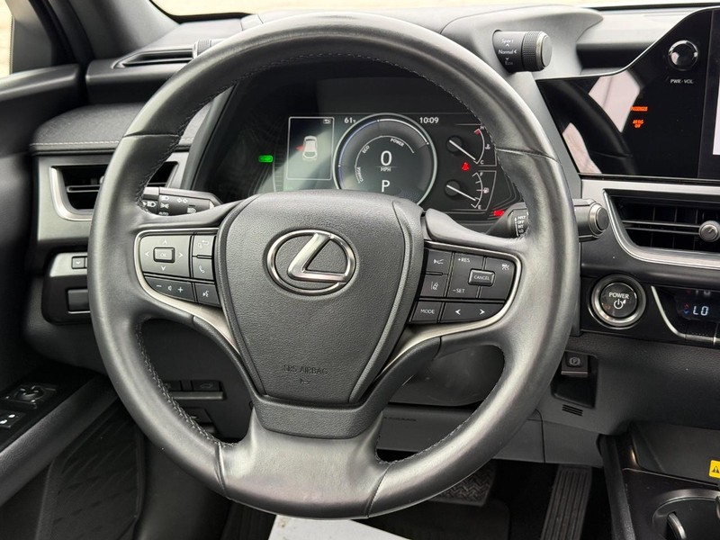 Lexus UX Vehicle Full-screen Gallery Image 13