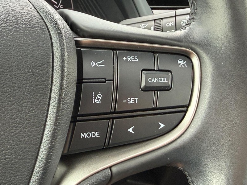Lexus UX Vehicle Full-screen Gallery Image 15