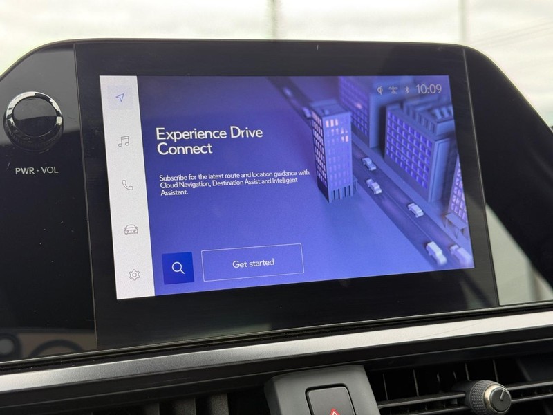 Lexus UX Vehicle Full-screen Gallery Image 16