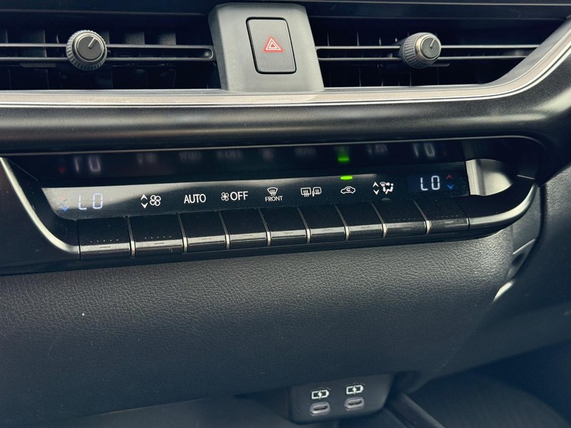 Lexus UX Vehicle Full-screen Gallery Image 18