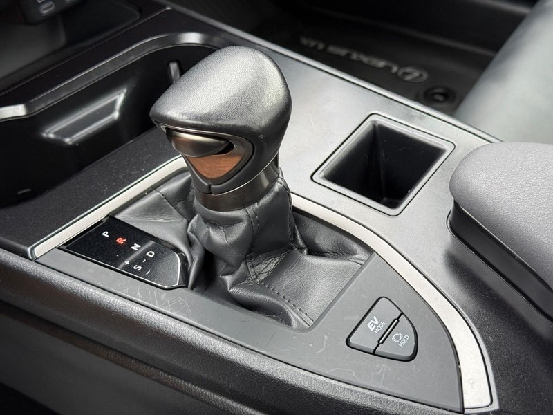 Lexus UX Vehicle Full-screen Gallery Image 20